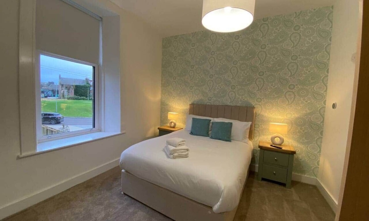 Paisley Apartment | Sleeps 5 Central Spacious above live music pub
