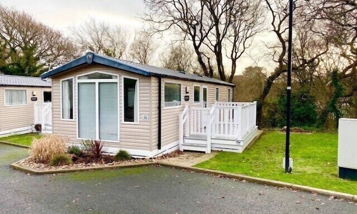 Milford on Sea House | Sleeps 8 Can sleep 14 if sister home New Forest retreat is also booked.