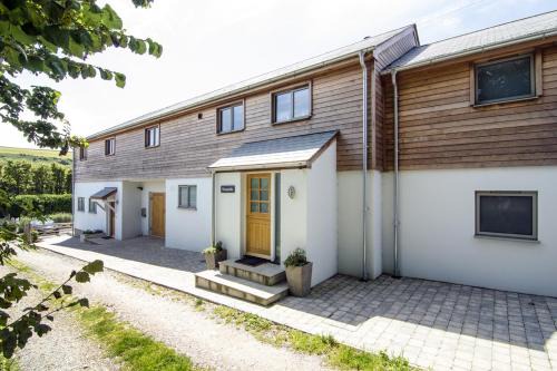 Bantham Apartment | Sloopside Main House in the heart of Bantham with sea views