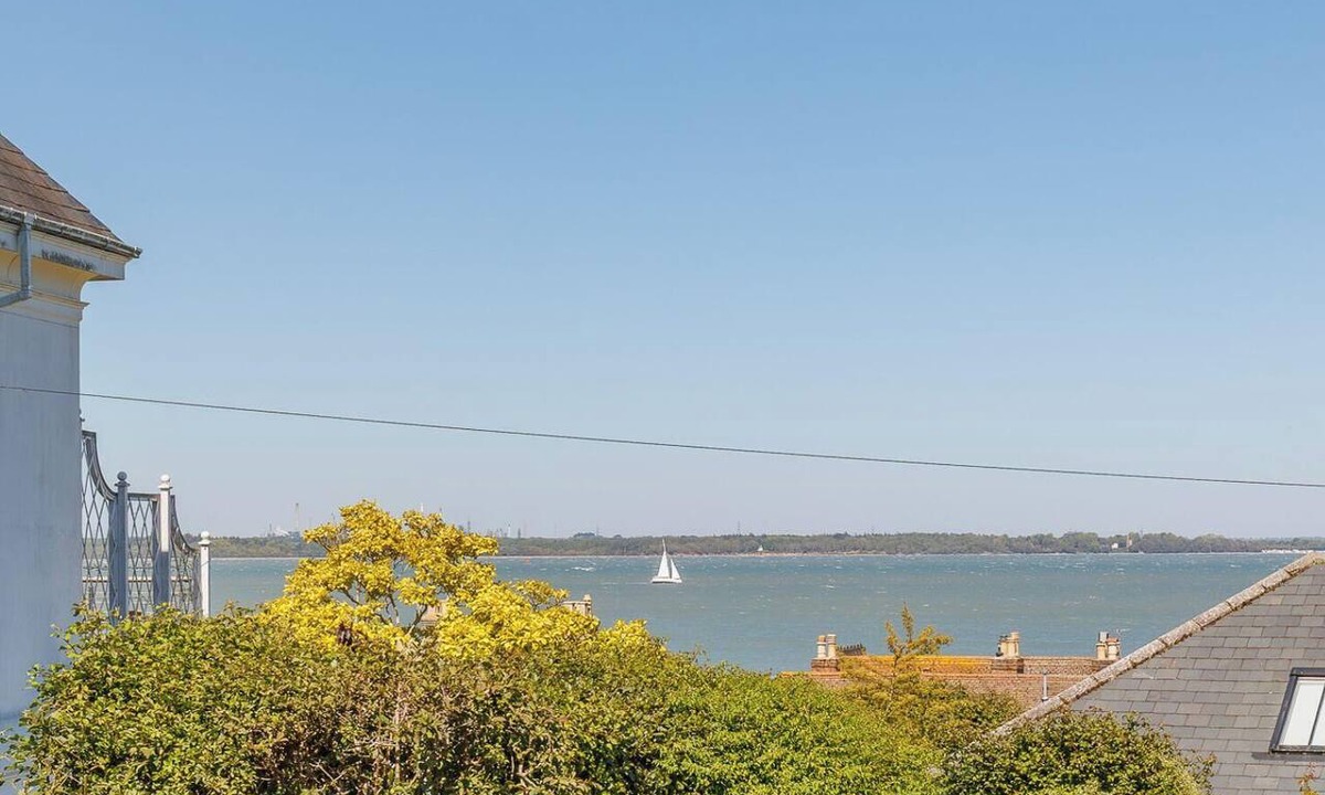 Cowes Apartment | Solent Garden