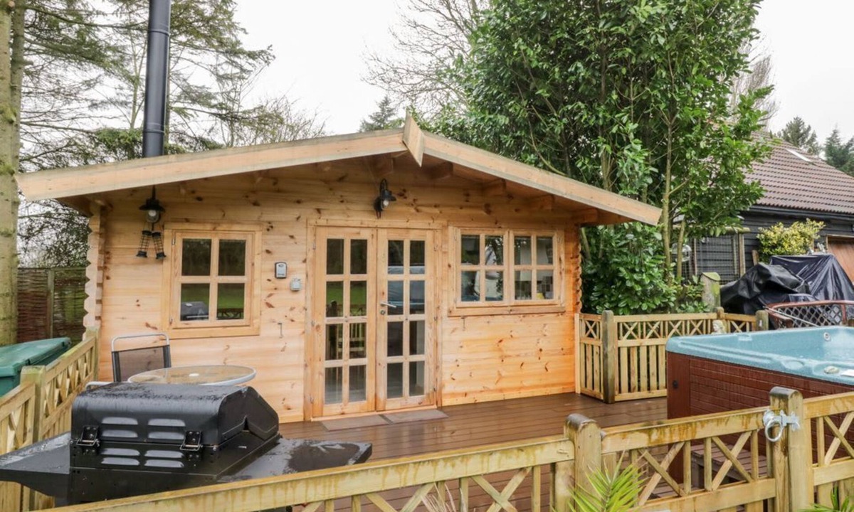 Diss Cabin | Someplace Else, Diss