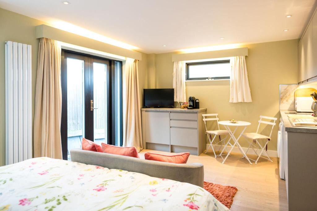 Meads Apartment | South Downs Studio - bijou hikers hideaway