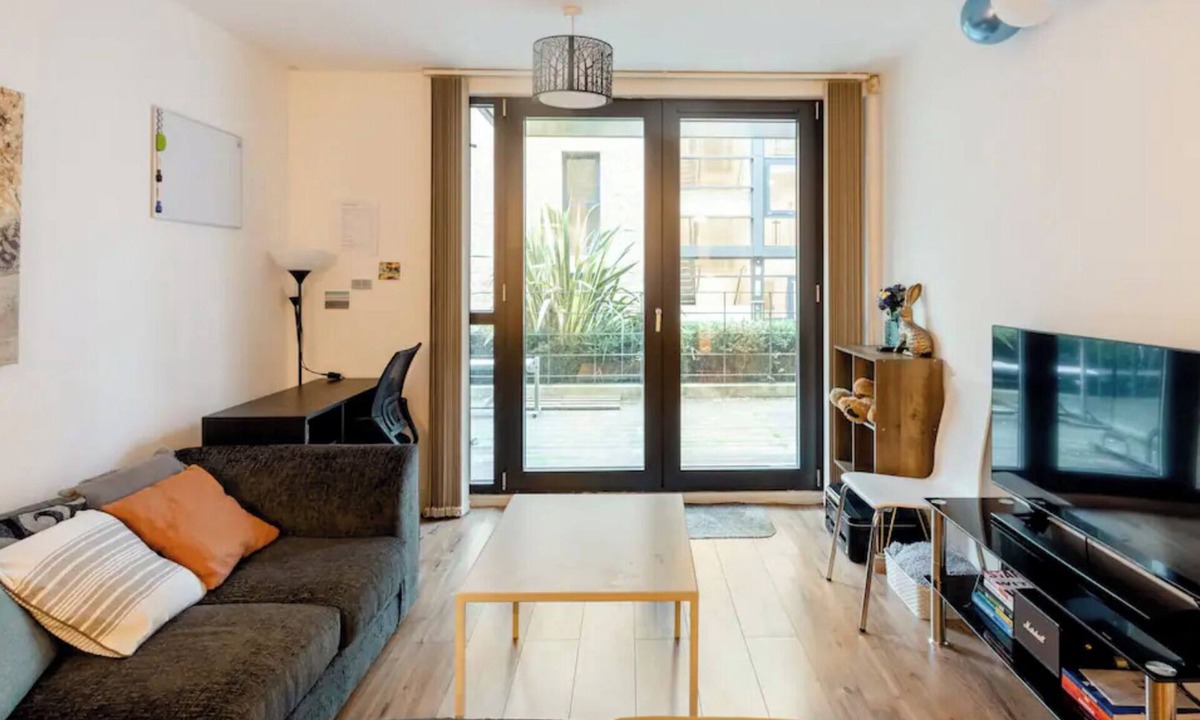 Gay Village Apartment | Spacious 1 bed Executive Apartment + Workspace, unlimited coffee & Parking