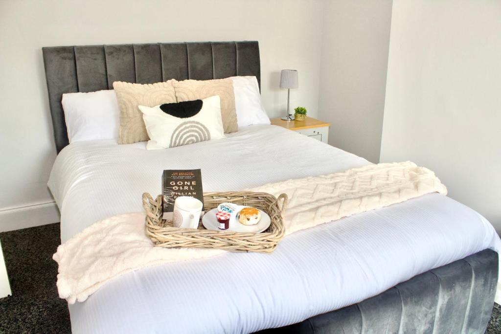 St Helens Apartment | Spacious 2 Bed Flat - 5 mins to St Helens Centre - Free Parking