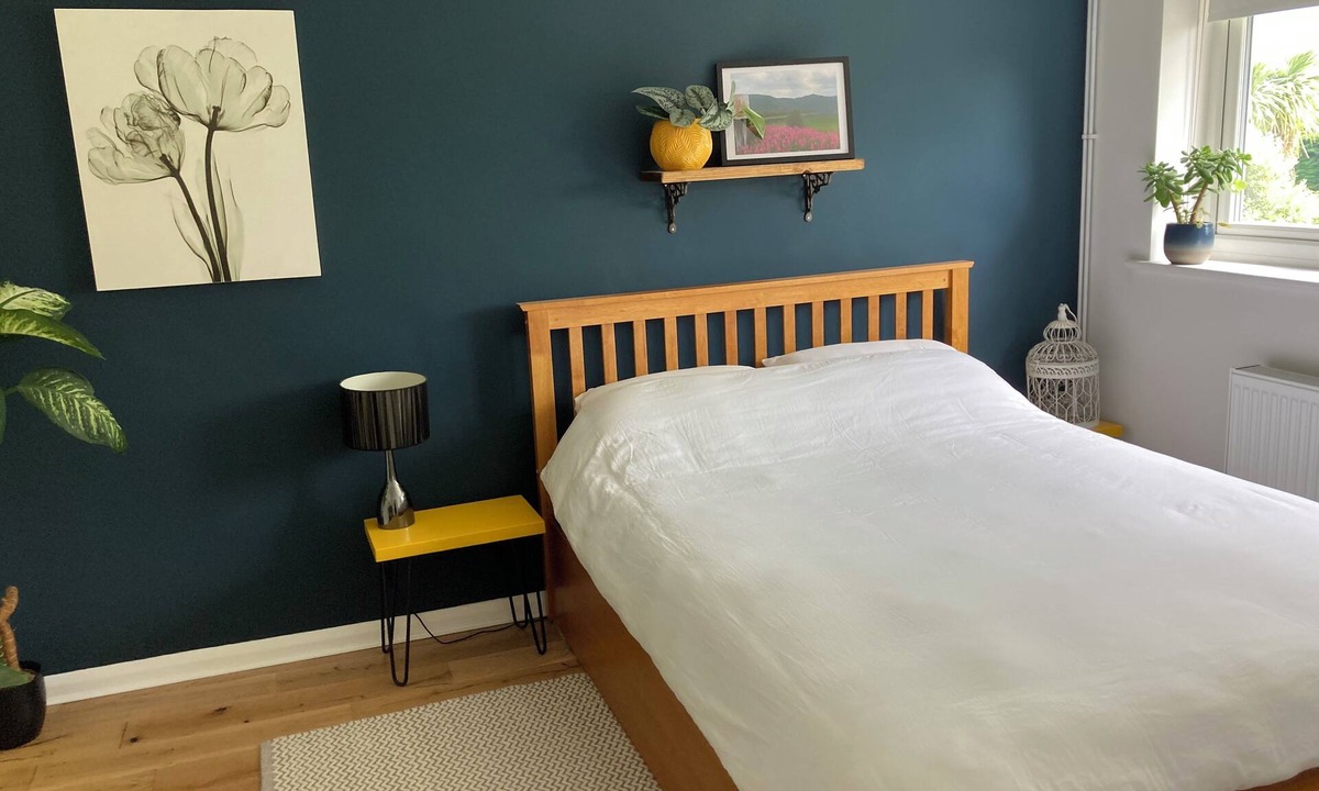 Whitton Apartment | Spacious 2 bed flat in Twickenham w/parking and large private garden