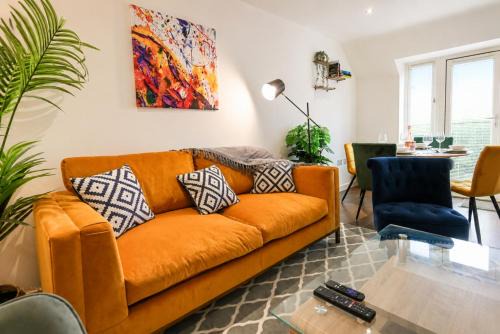 Cranfield Apartment | Spacious 2 Bedroom Balcony Flat with Parking and Fast WiFi