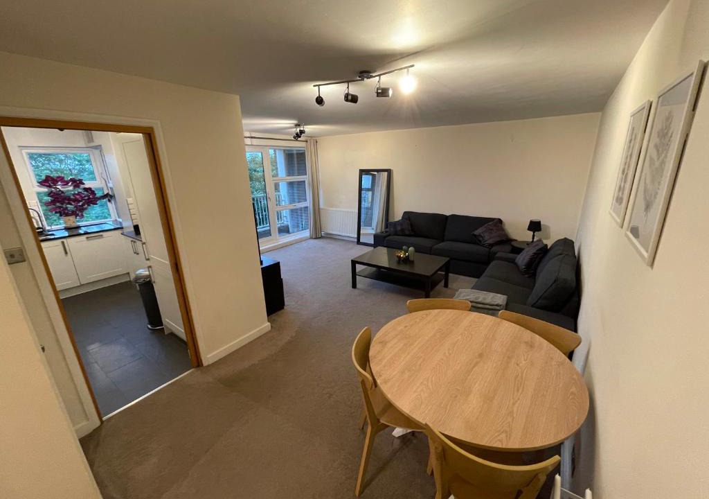 Surbiton Hill Apartment | Spacious 2-Bedroom Flat Near Surbiton Station