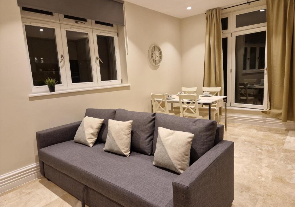 Hendon Apartment | Spacious 2 BR with Balcony in Hendon