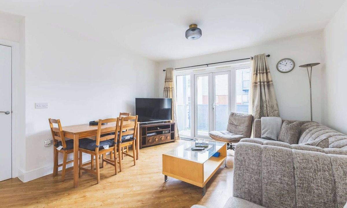 Yiewsley Apartment | Spacious 2BDR 2Bath Apt with Parking Near Heathrow