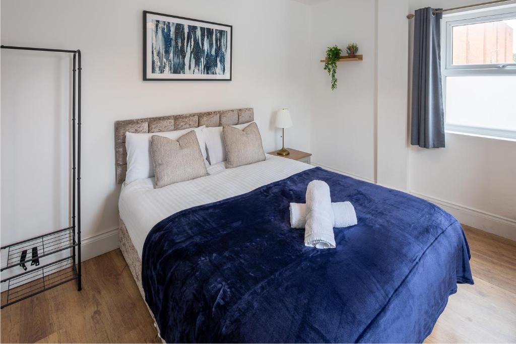 Highbridge Apartment | Spacious 2BR APT - Sleeps 5 - Private Parking
