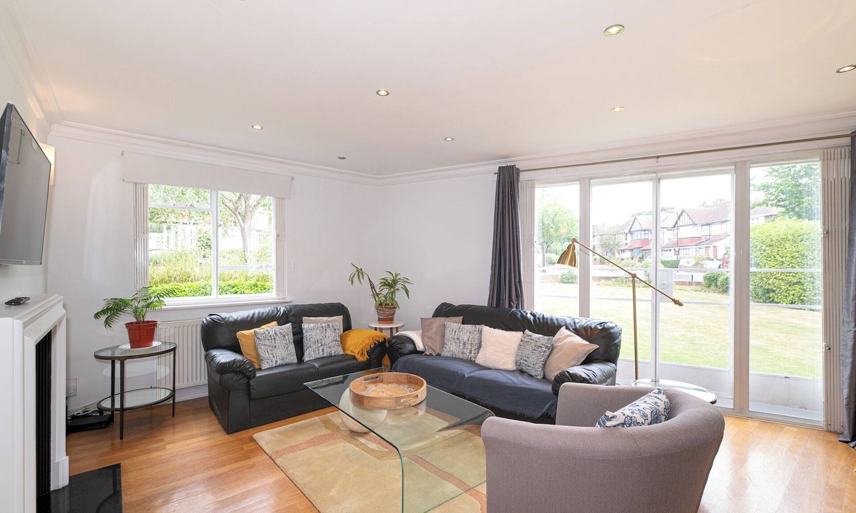 Hanger Hill Apartment | Spacious 2BR Ealing Flat w Garden - Pass the Keys