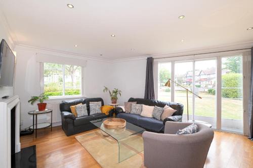 Hanger Hill Apartment | Spacious 2BR Ealing Flat w Garden - Pass the Keys