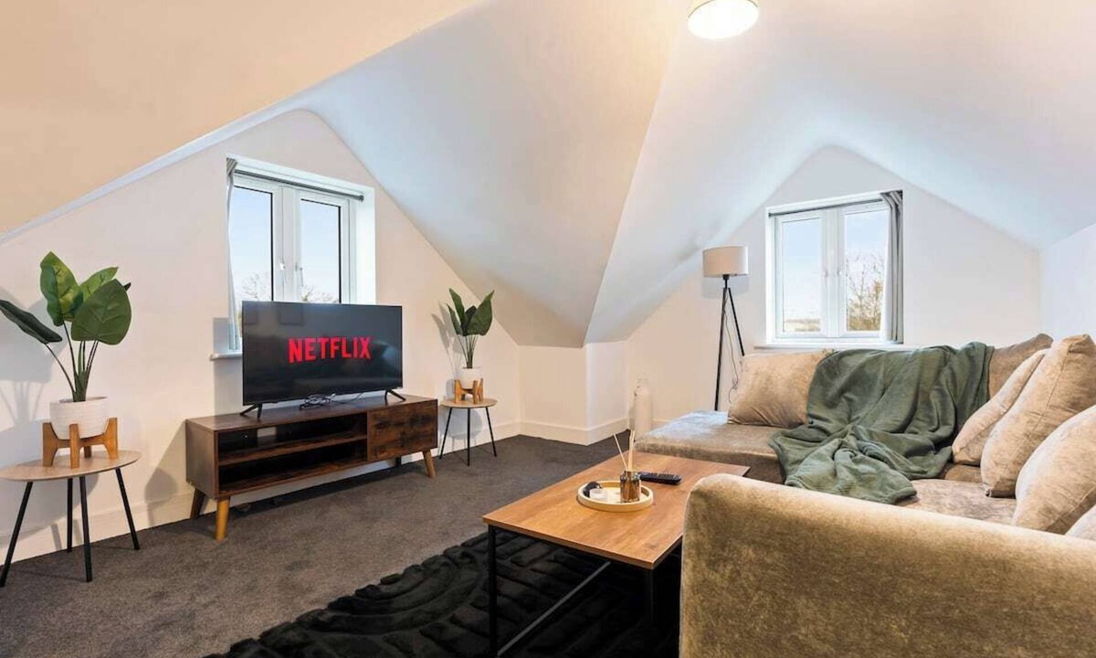 Oxford Apartment | Spacious 2BR Flat | Netflix | Balcony - Oxford