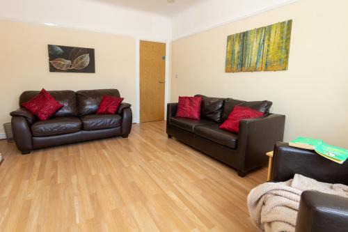 Whitestake House | Spacious 2BR Home with Free Parking
