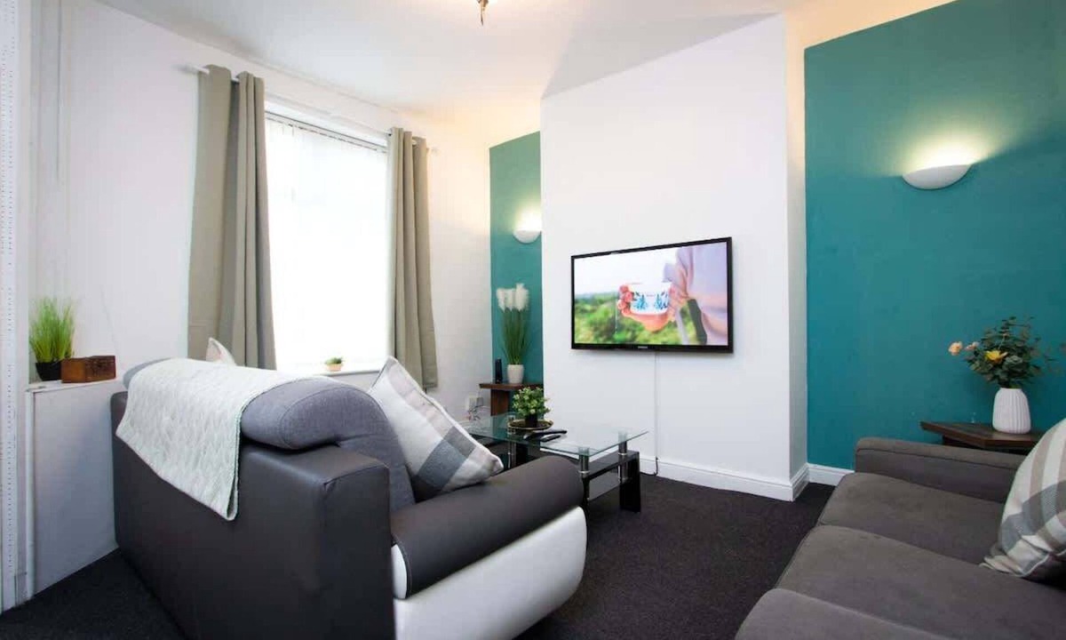 Oldham House | Spacious 2BR in Chadderton Near Manchester