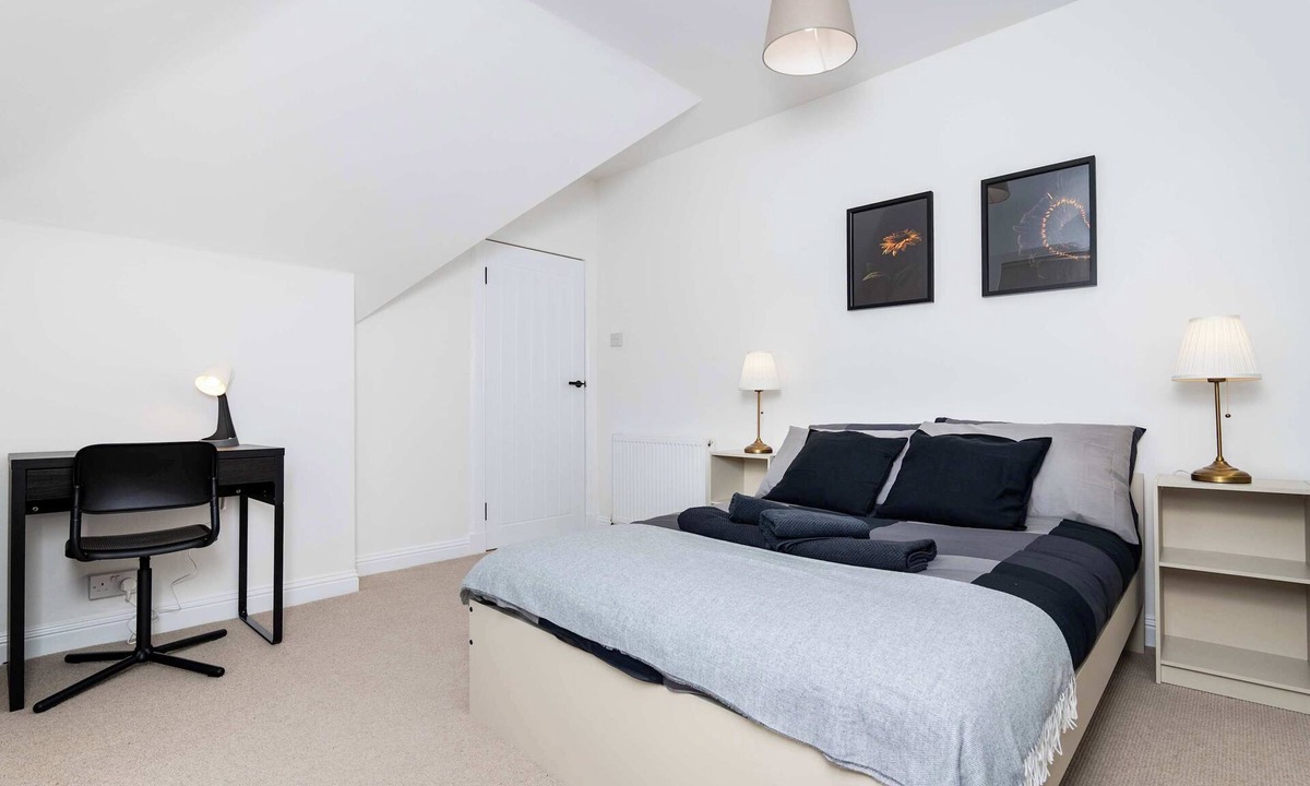 Methil Apartment | Spacious 2BR- Parking- Nr Fife Coast & Leven Beach