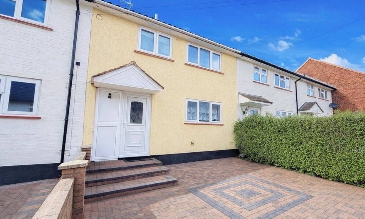 Shephall House | Spacious 3-Bed Home with Garden & Parking