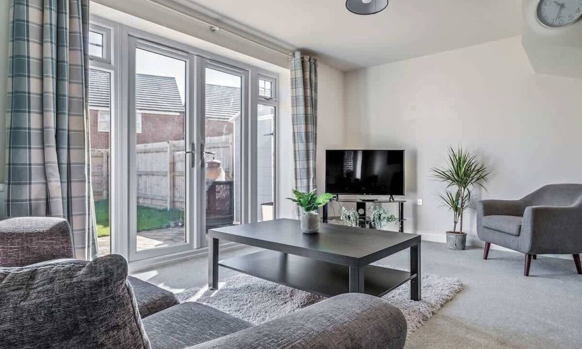 Moulton House | Spacious 3 Bed House With 2 Bathrooms & Parking