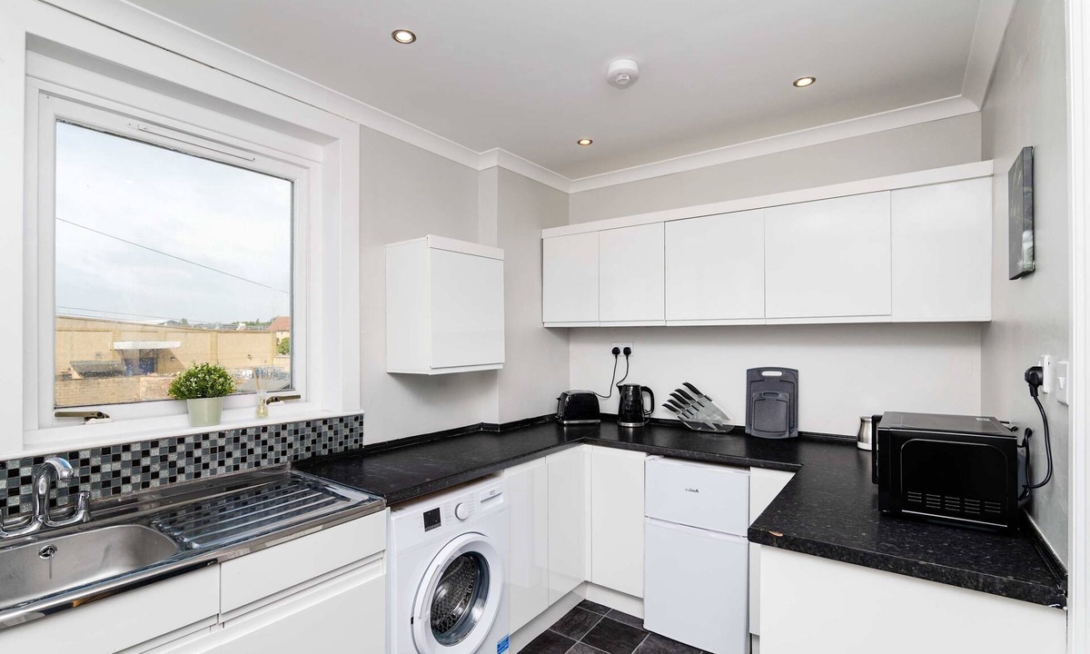 Bo'ness Apartment | Spacious 3 BED House With Parking
