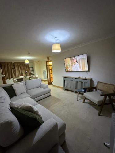 Luton House | Spacious 3 bed semi-detached house