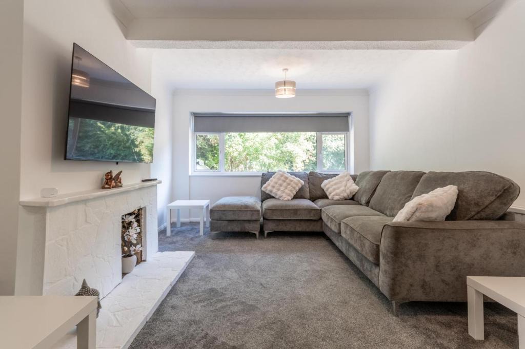 Rochford House | Spacious 3-Bedroom Bungalow Opposite Apton Hall - Pass the Keys