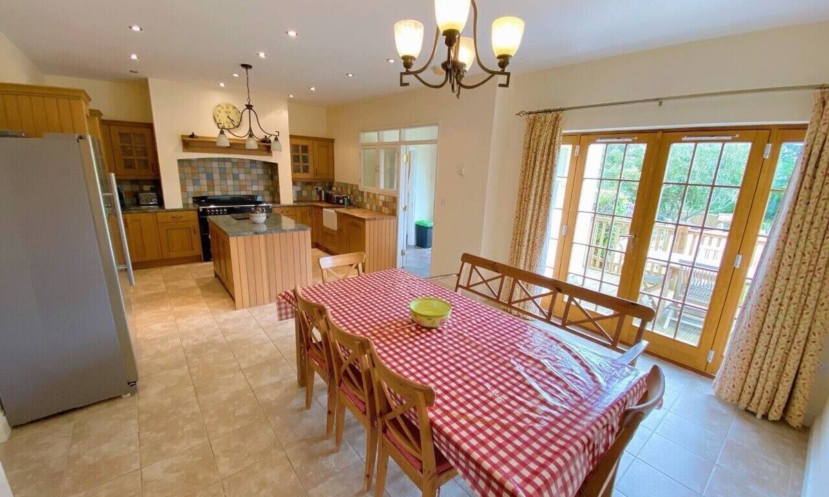 Trefin Cottage | Spacious 3-bedroom cottage near St Davids – walk to the coast, beaches & pub