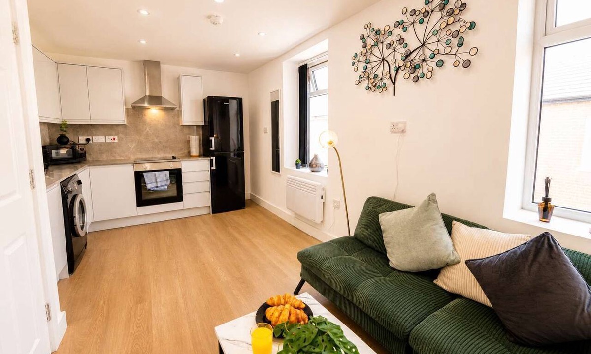 Adamsdown Apartment | Spacious 3BR Flat Sleeps 10 for Groups & Family