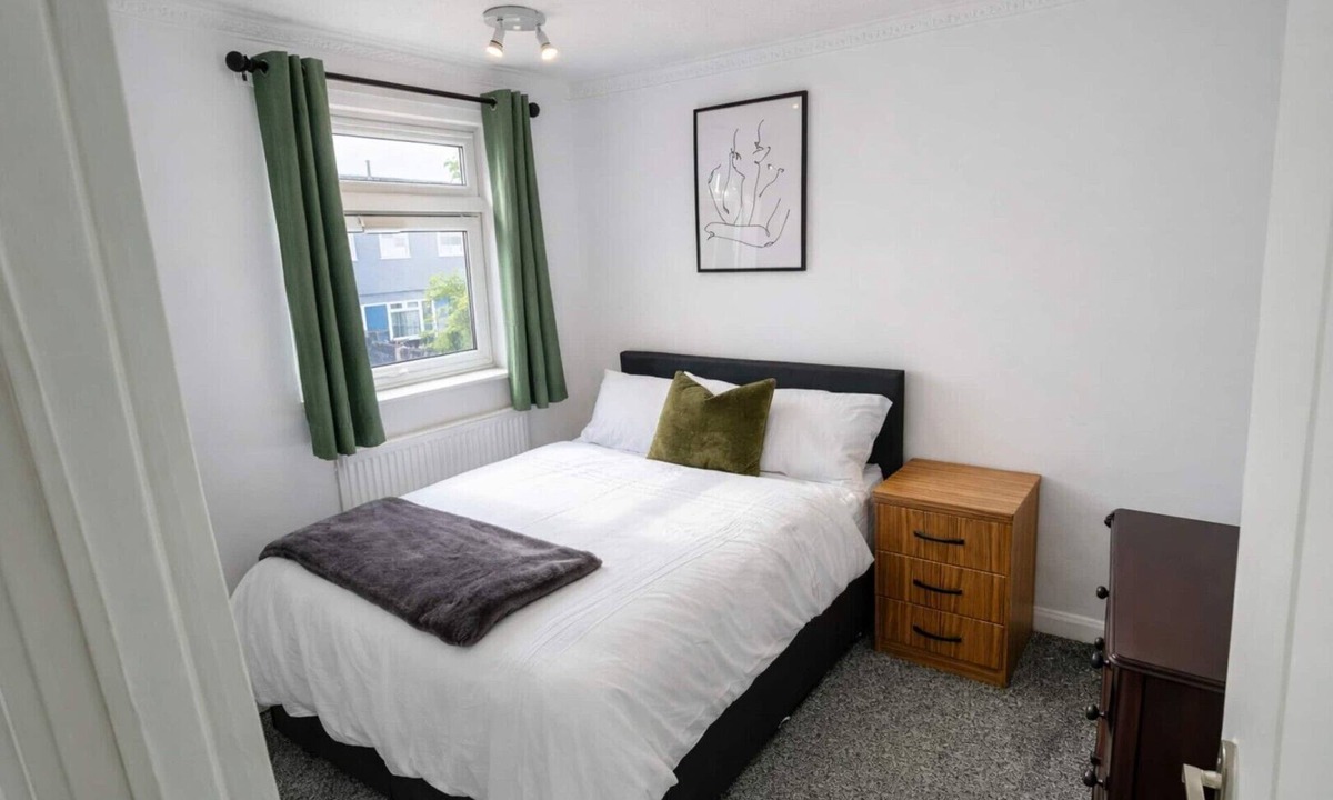 South Ockendon House | Spacious 3BR Home | Fast London Commute | 4minutes walk to station l Parking