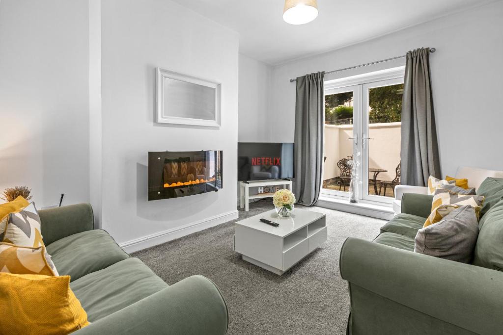 Little Hulton House | Spacious 3BR Home 15 Mins to Manchester