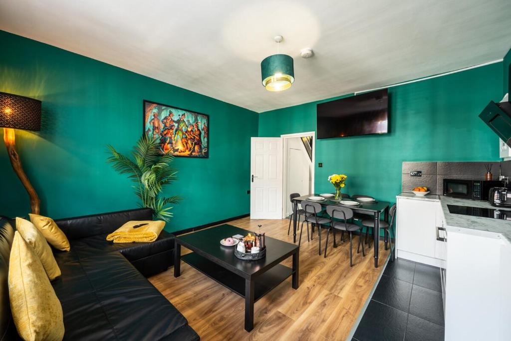 Sneinton Apartment | Spacious 4-Bed Apartment · Sleeps 6 · City Centre