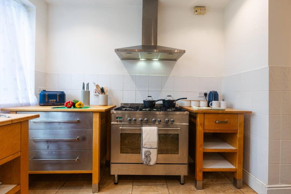 Leicester House | Spacious 4 Bed for Large groups and Contractors - Sleeps 7