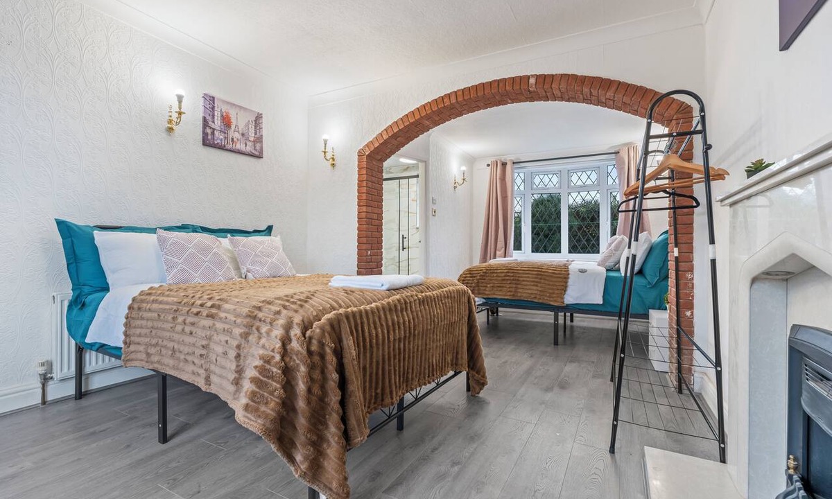 Gamston House | Spacious 4-Bed Serviced Accommodation Off A45 Near NEC, Airport & JLR