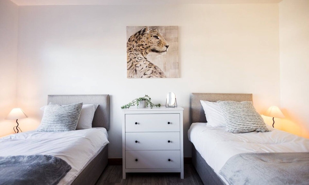 Southampton House | Spacious 4 Bed with Free Parking