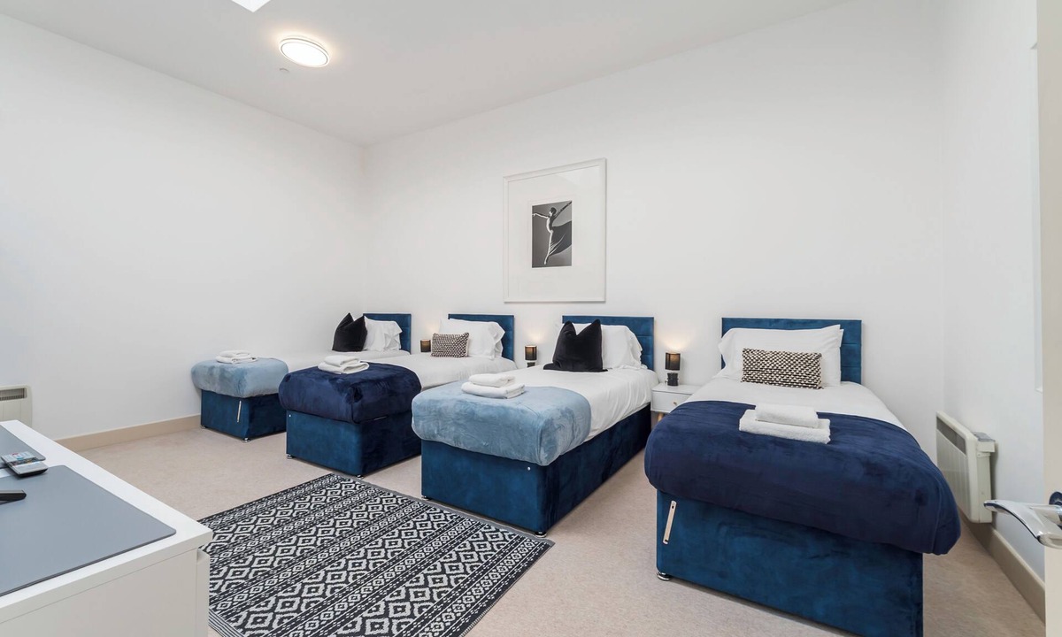 Sherborne St. John House | Spacious 4-bedroom home with 2 bathrooms and a modern kitchen, perfect for groups or contractors. Quiet location with easy access to Basingstoke town centre.