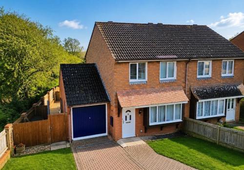 Tilehurst House | Spacious 4 Bedroom Home Free Parking Sleeps 9