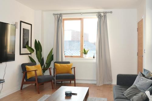 Birmingham City Centre House | Spacious 4BR 4BA gated townhouse with balconies, Central JQ