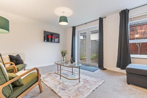 Patchway House | Spacious 4BR Bristol Stay - WiFi & Free Parking