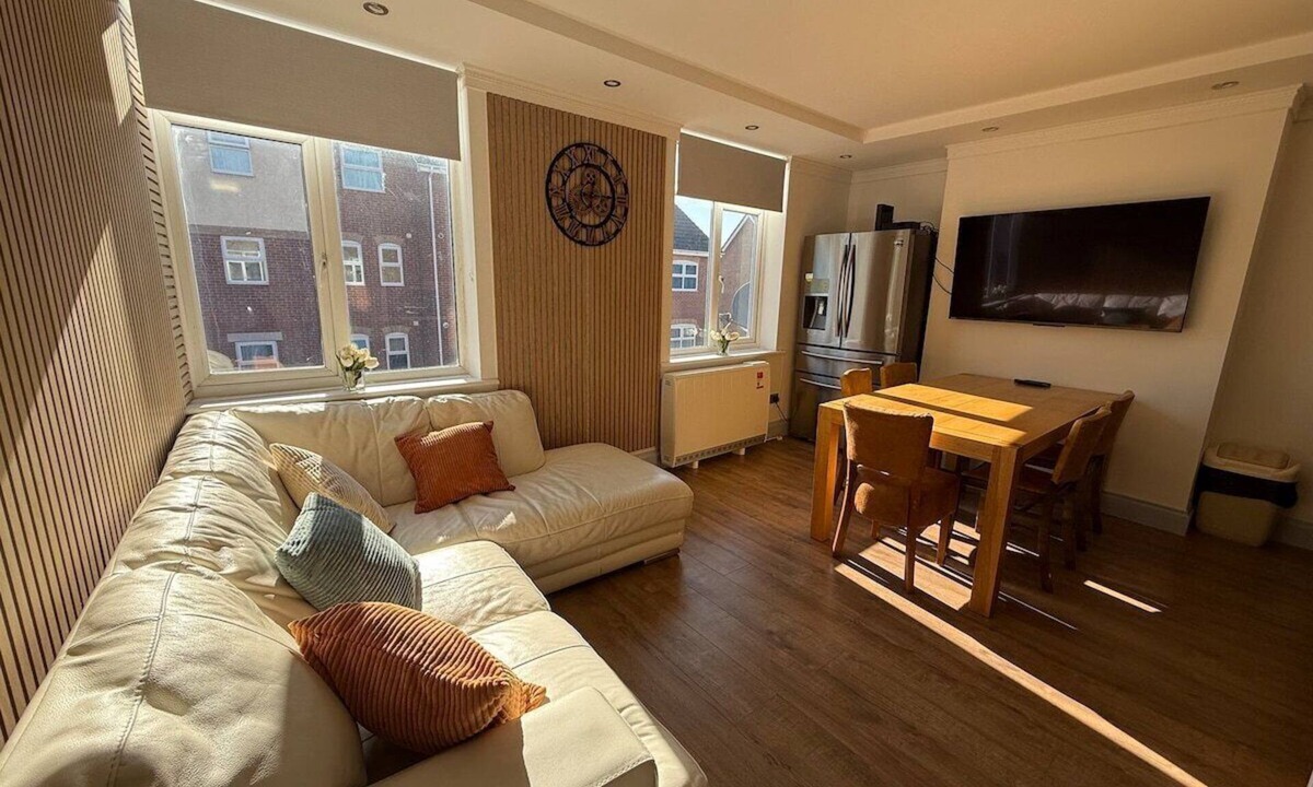 Boscombe Apartment | Spacious 4BR for Contractors, Groups, Families