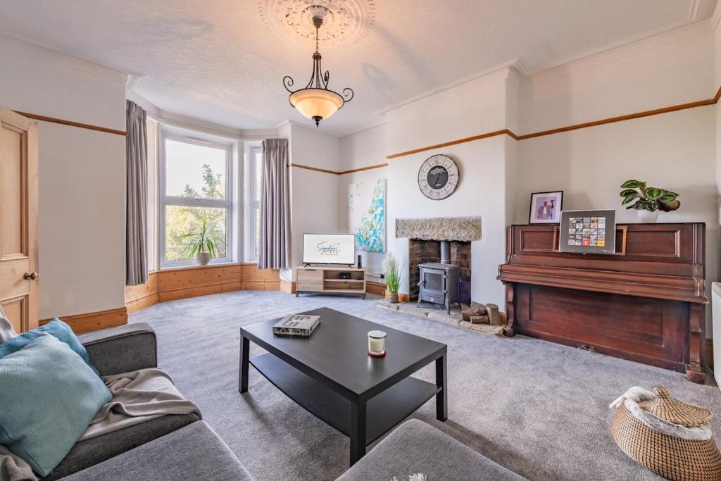 Chapel Allerton House | Spacious 4BR Victorian Terrace - Extra Beds