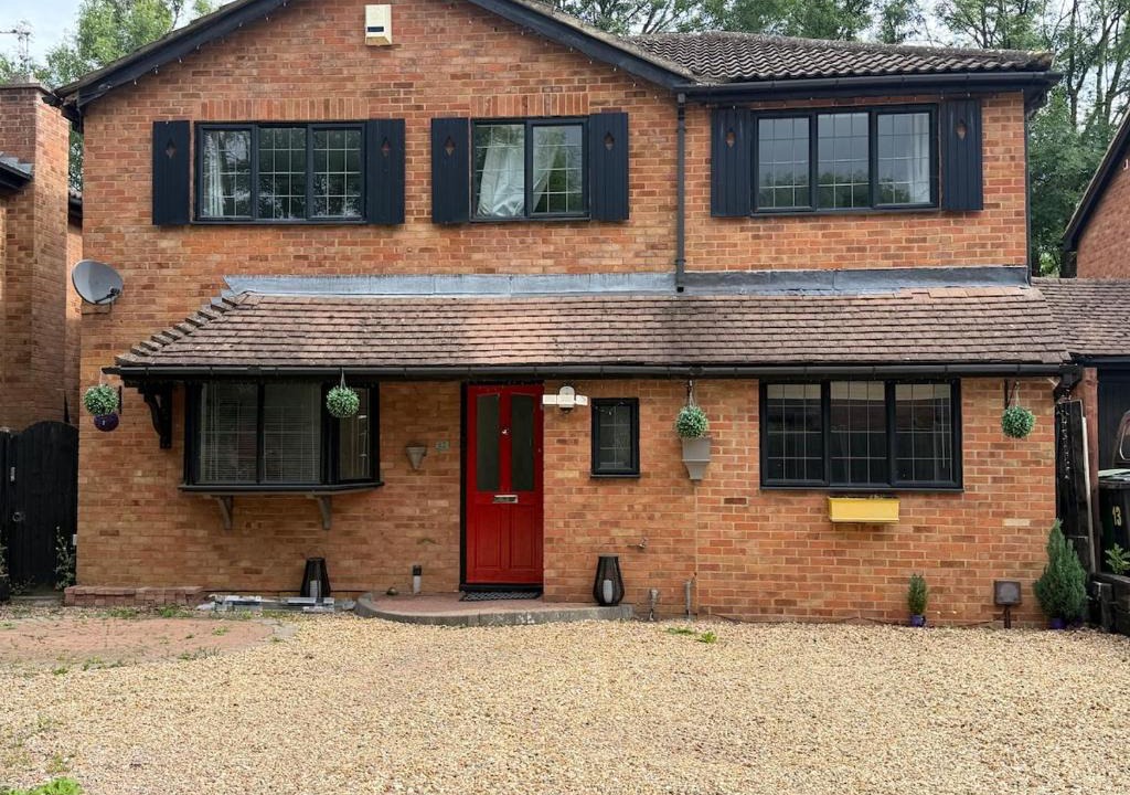 Lychpit House | Spacious 5-Bed Entire Home
