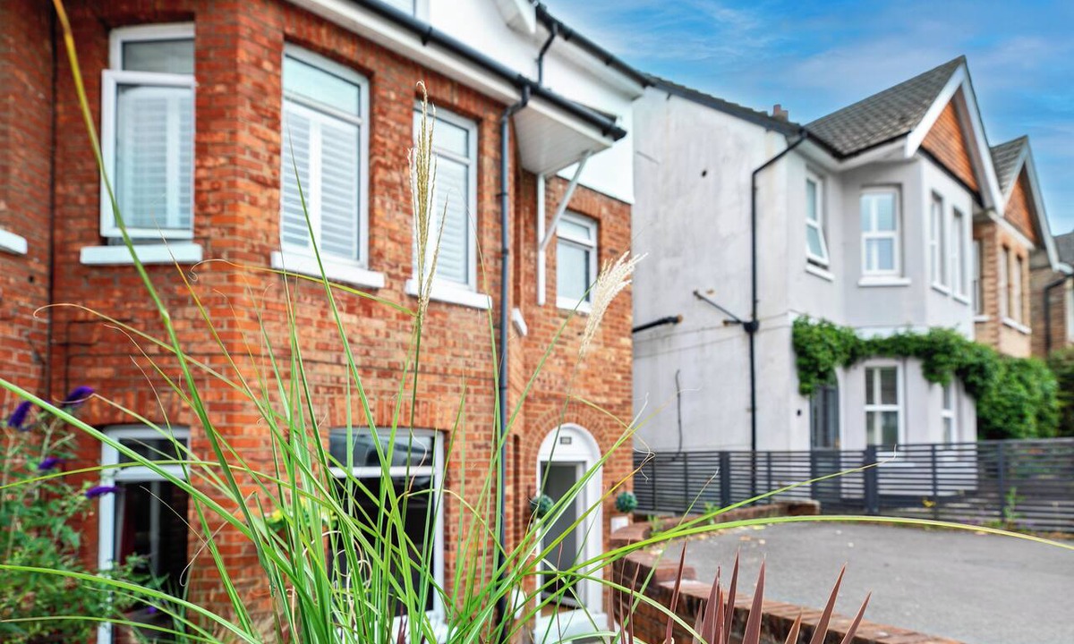 Poole House | Spacious 5 Bed Victorian House - Beach 2 Miles