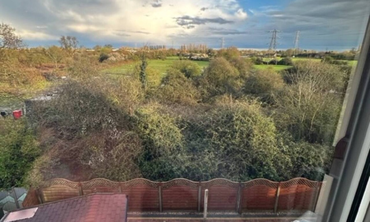 Staines House | Spacious 5-Bedroom House in Staines-upon-Thames with Garden