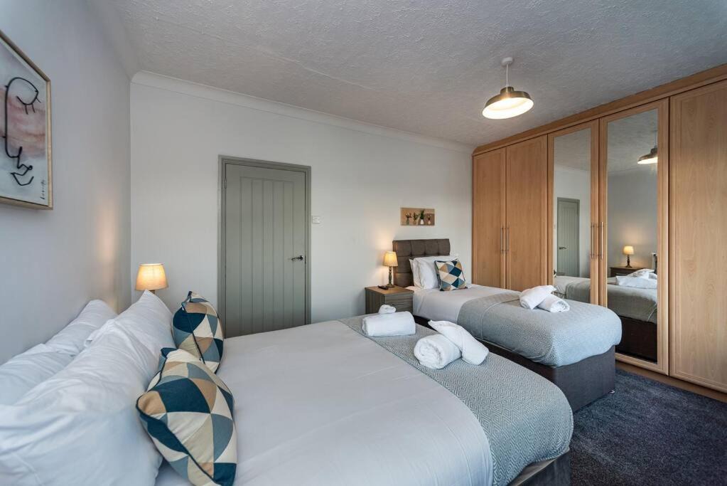 Llanelli Apartment | Spacious 5BR Home with Parking