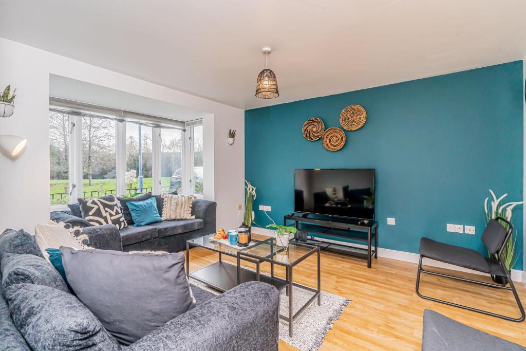 Milton Keynes House | Spacious 5BR House 3 Bathrooms ideal for CONTRACTORS free PARKING