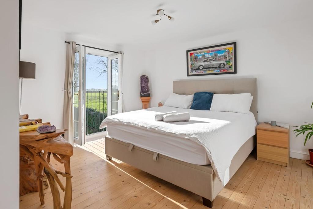 Tilney Fen End House | Spacious 6-Bed Countryside Home Surrounded by Nature