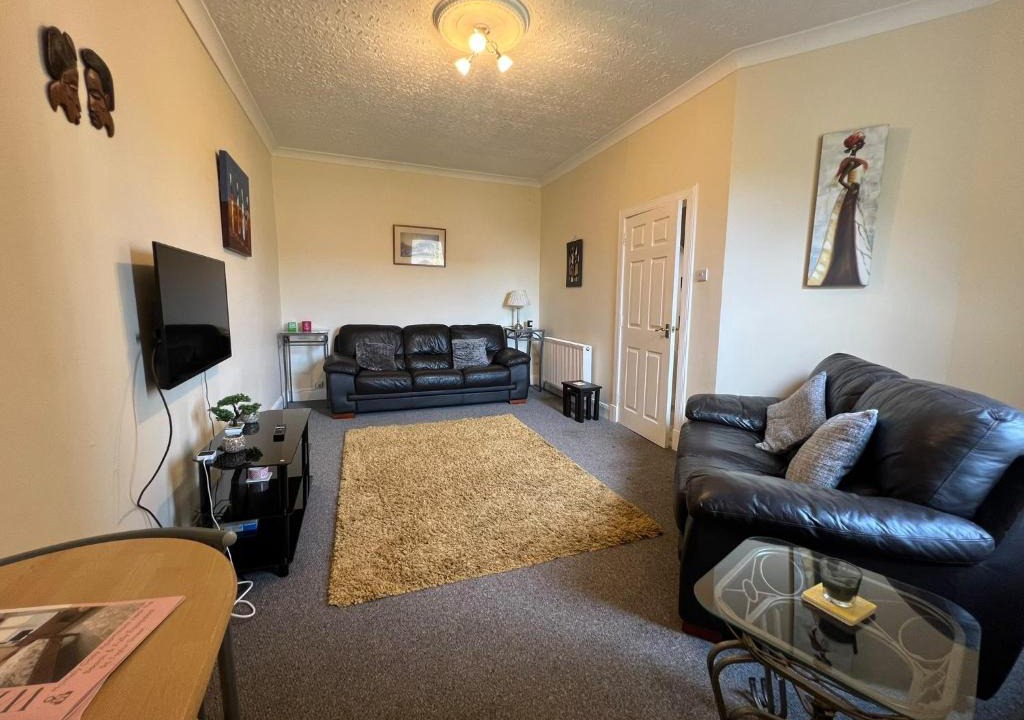 Levenmouth Apartment | Spacious 82 sqm Duplex 1 Min to Fife Energy Park 3 Min Walk to Train Sleeps 4 Ideal for Contractors Gas Central Heating Pro Dryer Dishwasher Tassimo Coffee Free Parking and WiFi