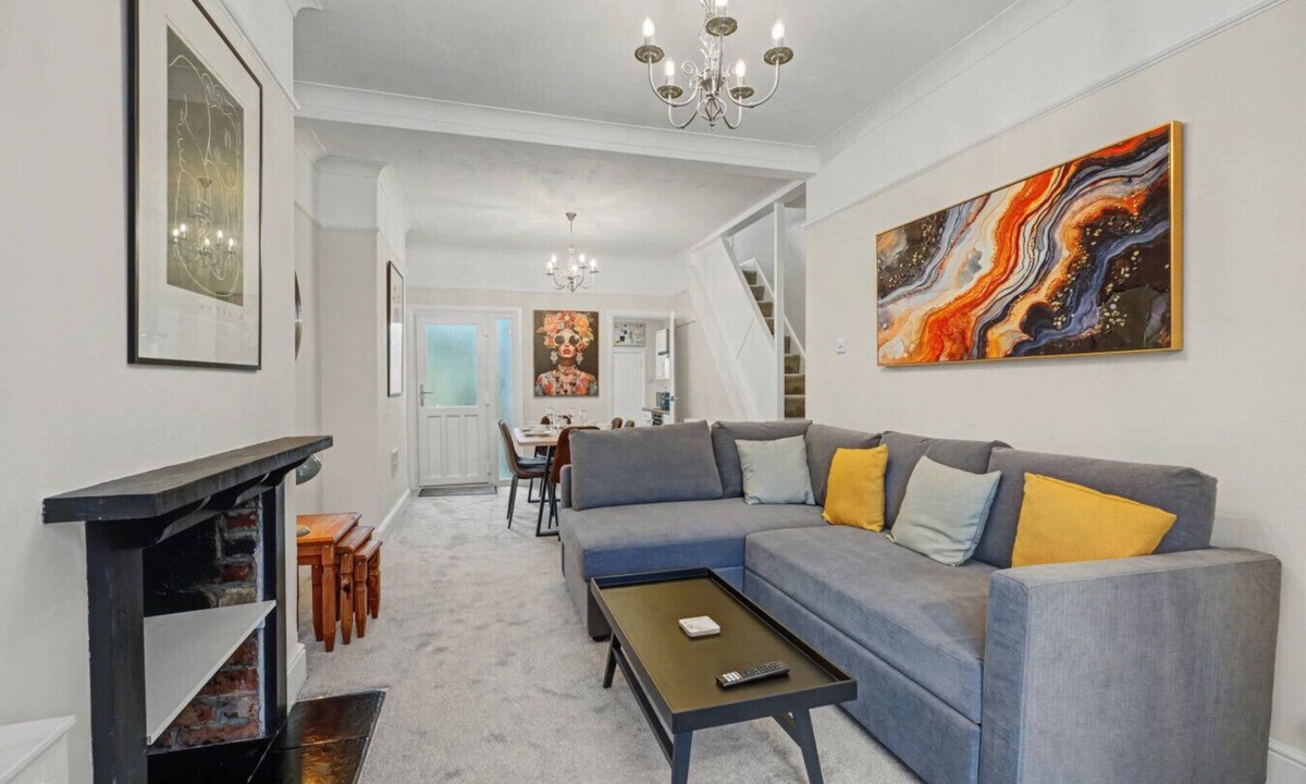 Northampton House | Spacious and Modern 2-Bedroom House with Garden - Free Parking