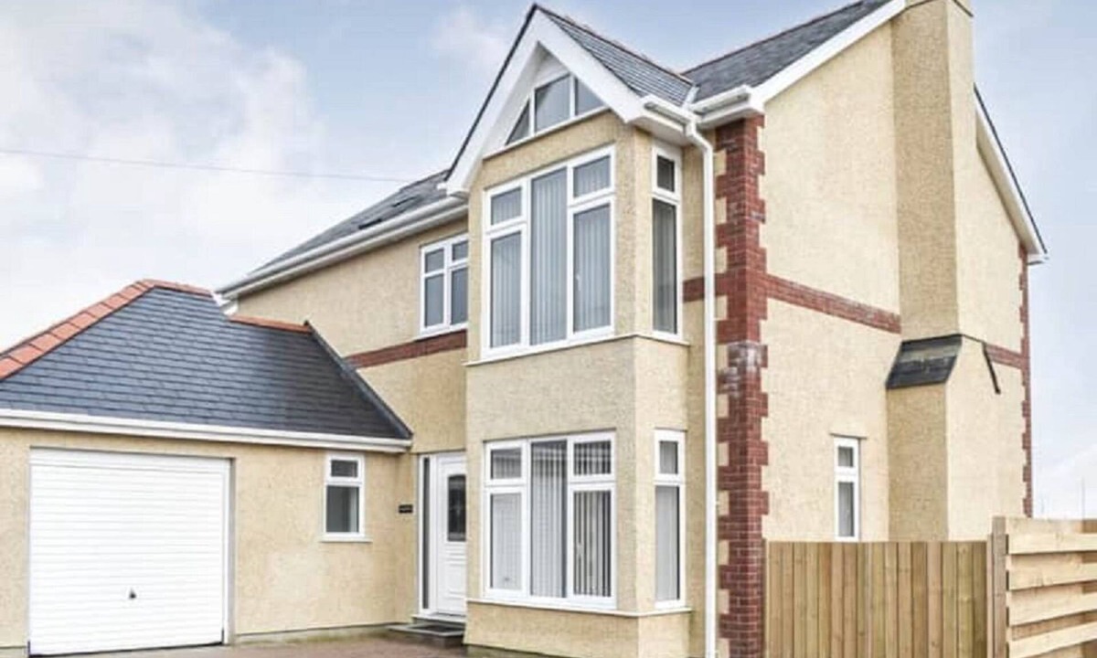 Llanfflewyn House | Spacious and modern 4 bedroomed detached house with panoramic views