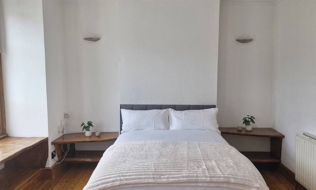 Tooting Apartment | Spacious and rustic 2 bedroom apartment - Colliers Wood