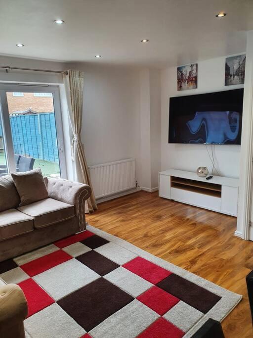 West Thurrock House | Spacious and Tastefully Decorated Town House In Lakeside West Thurrock Grays